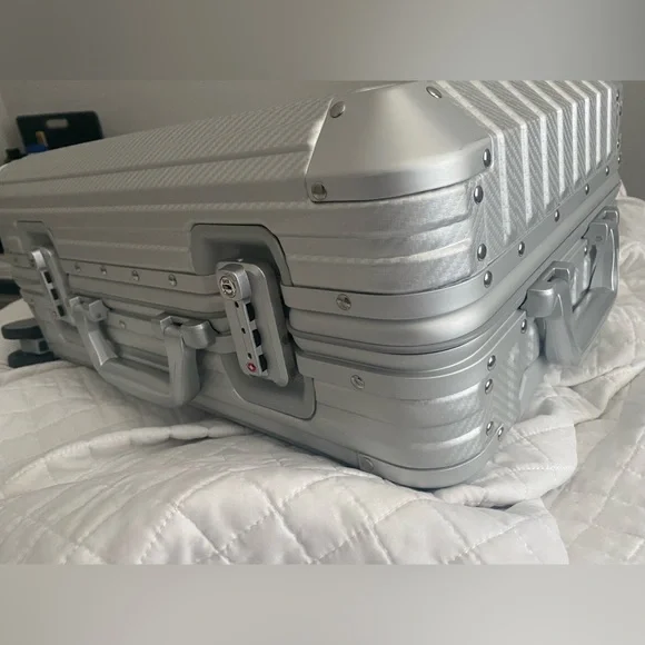 ALUMINUM CARRY ON SUITCASE - Picture 6 of 7